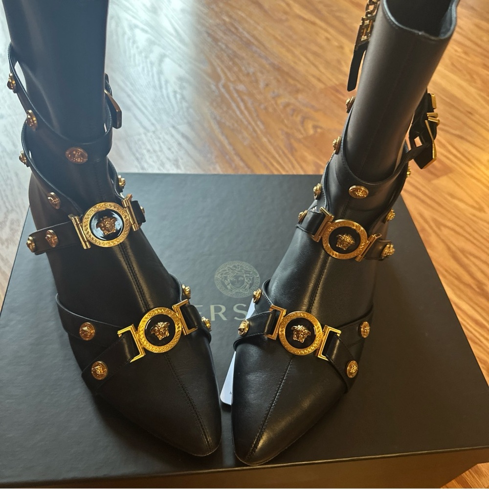 Versace Black and Gold Tribute La Medusa  Sz 39